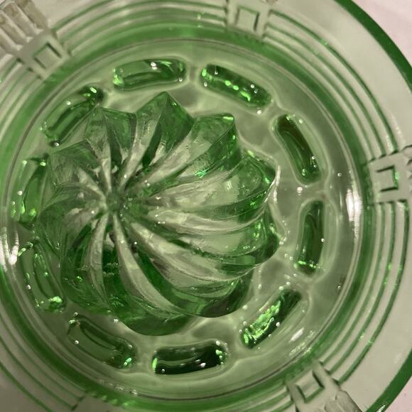 Vintage Depression Green Vaseline Uranium Glass Juicer Reamer - Picture 4 of 6